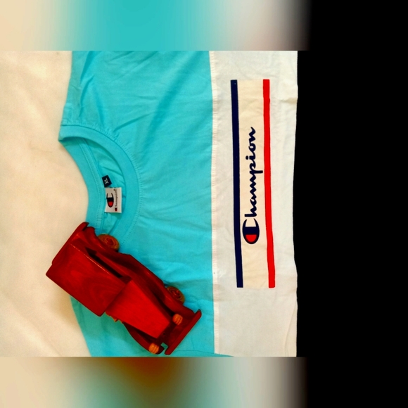 Champion tshirt 👕 - Picture 2 of 2